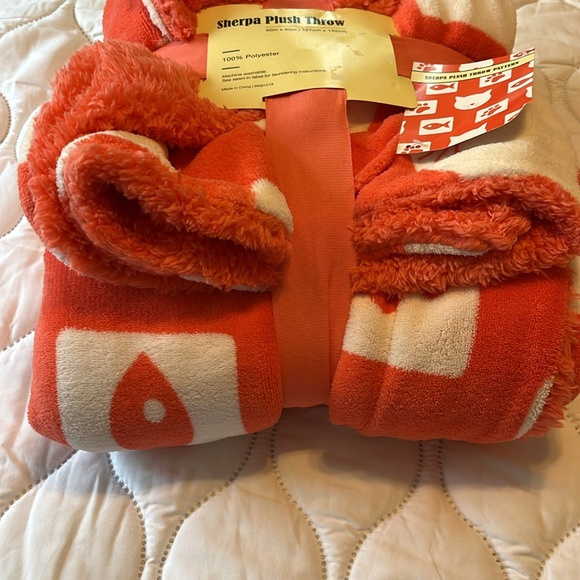 Sherpa Plush Throw in kitty pattern - Picture 2 of 5